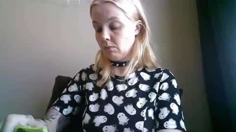 Snapshot of camille_deville chatting on February 24, 3:02 am Camille Deville online show from February 24, 3:02 am