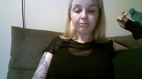 Snapshot of camille_deville chatting on February 25, 7:42 am Camille Deville online show from February 25, 7:42 am