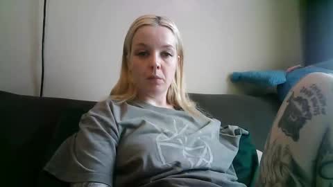 Snapshot of camille_deville chatting on March 2, 11:20 pm Camille Deville online show from March 2, 11:20 pm