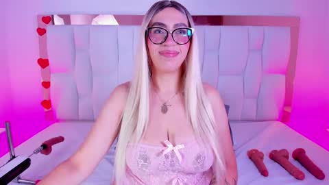 Snapshot of camille_juicy chatting on April 20, 1:03 pm Camille online show from April 20, 1:03 pm
