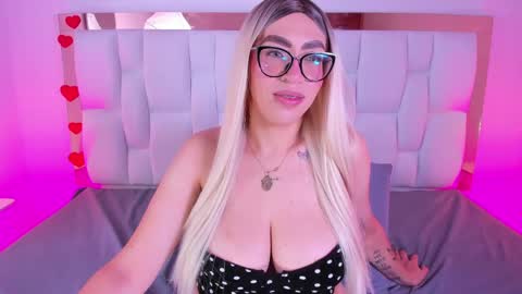 Snapshot of camille_juicy chatting on April 21, 12:44 pm Camille online show from April 21, 12:44 pm