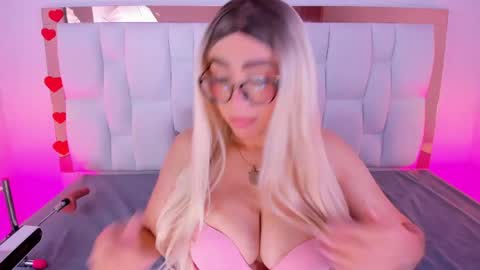 Snapshot of camille_juicy chatting on April 25, 1:41 pm Camille online show from April 25, 1:41 pm
