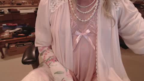 Snapshot of cammiecd chatting on January 8, 5:16 am CammieCD online show from January 8, 5:16 am