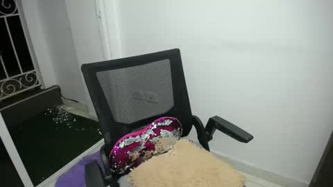 Snapshot of candacesxhot chatting on February 15, 5:51 am cumorsmooke online show from February 15, 5:51 am