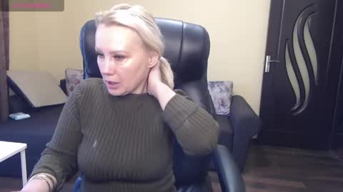 Snapshot of candy_hellenx chatting on April 1, 7:20 am candy_hellenx online show from April 1, 7:20 am