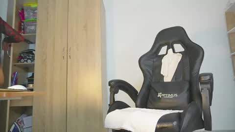 Snapshot of candy_hes chatting on April 19, 8:33 pm Nickol online show from April 19, 8:33 pm