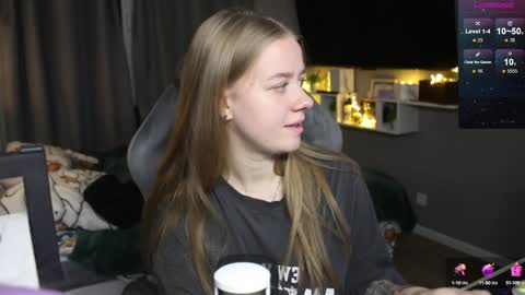 Snapshot of candy_meggie chatting on December 16, 4:38 pm Megan online show from December 16, 4:38 pm