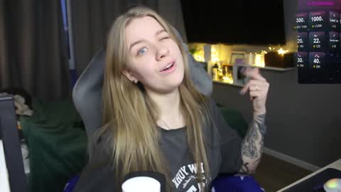 Snapshot of candy_meggie chatting on December 17, 1:27 pm Megan online show from December 17, 1:27 pm