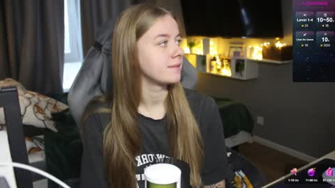 Snapshot of candy_meggie chatting on December 19, 10:13 am Megan online show from December 19, 10:13 am