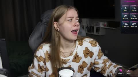 Snapshot of candy_meggie chatting on December 24, 1:39 pm Megan online show from December 24, 1:39 pm