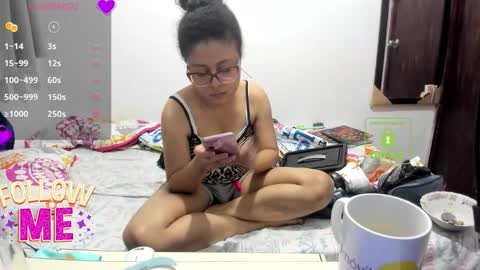 Snapshot of candy_val chatting on February 6, 6:18 am candy_val online show from February 6, 6:18 am
