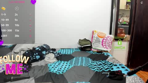 Snapshot of candy_val chatting on April 8, 6:35 am candy_val online show from April 8, 6:35 am