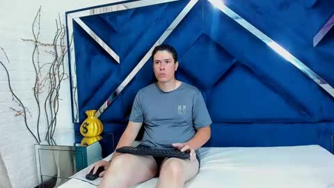 candyandsteven online show from September 11, 2:33 am