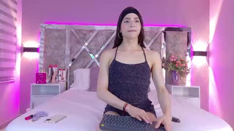 candyluxury_ online show from July 9, 12:31 pm