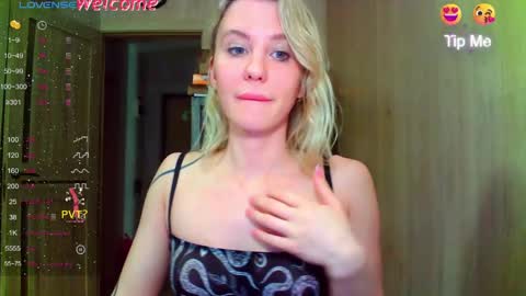 Snapshot of caramel_pie_ chatting on May 17, 9:33 pm caramel online show from May 17, 9:33 pm