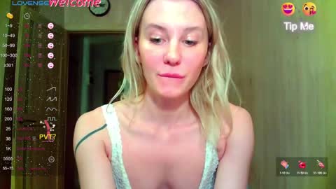 Snapshot of caramel_pie_ chatting on June 9, 8:20 pm caramel online show from June 9, 8:20 pm