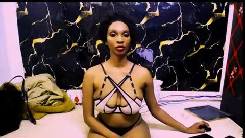 Snapshot of caramelminxx_ chatting on June 13, 7:39 am caramelminxx_ online show from June 13, 7:39 am