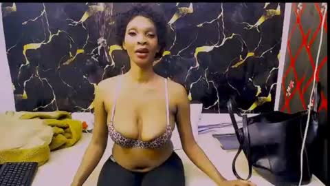Snapshot of caramelminxx_ chatting on June 15, 8:05 am caramelminxx_ online show from June 15, 8:05 am