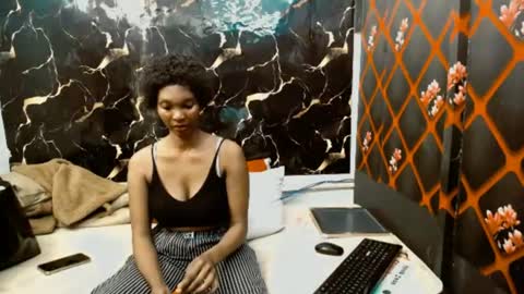 Snapshot of caramelminxx_ chatting on July 8, 7:24 am caramelminxx_ online show from July 8, 7:24 am