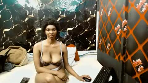 Snapshot of caramelminxx_ chatting on July 11, 7:55 am caramelminxx_ online show from July 11, 7:55 am