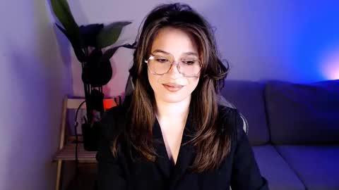 Mary online show from December 4, 4:38 pm