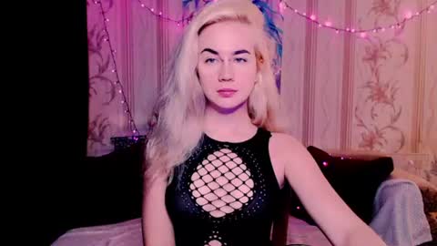 Snapshot of carinfox chatting on June 16, 6:43 pm Carin online show from June 16, 6:43 pm