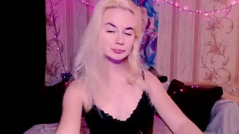 Snapshot of carinfox chatting on June 19, 5:28 pm Carin online show from June 19, 5:28 pm