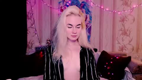 Snapshot of carinfox chatting on June 22, 6:27 pm Carin online show from June 22, 6:27 pm