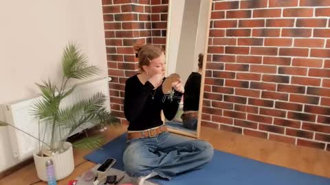 Snapshot of carlyneisenman chatting on November 25, 7:25 pm Eva online show from November 25, 7:25 pm