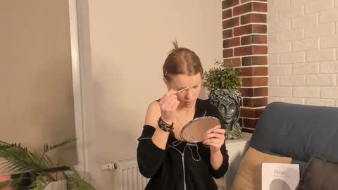 Snapshot of carlyneisenman chatting on November 27, 8:00 pm Eva online show from November 27, 8:00 pm