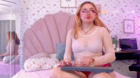 carmesi_ online show from May 1, 6:45 pm