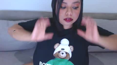 Caroling online show from April 4, 5:54 pm