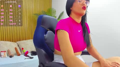 Snapshot of caroline_00403_ chatting on September 27, 7:08 pm c a r o l i n e online show from September 27, 7:08 pm