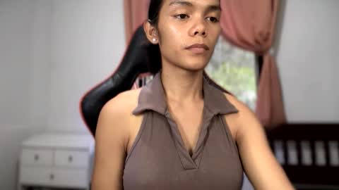 caroline_east online show from May 17, 1:03 am