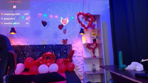 Snapshot of carolinescoth_dl chatting on February 20, 10:04 pm Caroline Scoth online show from February 20, 10:04 pm