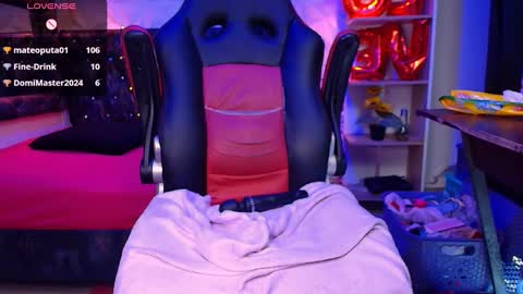 Snapshot of carolinescoth_dl chatting on March 2, 8:29 pm Caroline Scoth online show from March 2, 8:29 pm