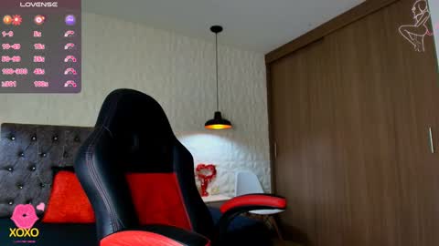 Snapshot of carolinescoth_dl chatting on September 22, 5:37 pm Caroline Scoth online show from September 22, 5:37 pm