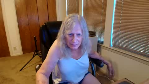 Snapshot of carrie_linn chatting on June 27, 6:02 pm carrie_linn online show from June 27, 6:02 pm
