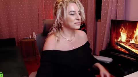 Snapshot of carrielovex chatting on December 3, 4:53 am Carrie online show from December 3, 4:53 am