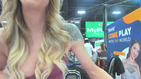 casey kisses online show from October 26, 6:58 pm