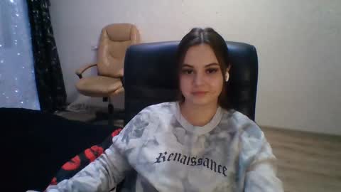 Snapshot of cassandrademello chatting on November 15, 12:13 pm Eli online show from November 15, 12:13 pm