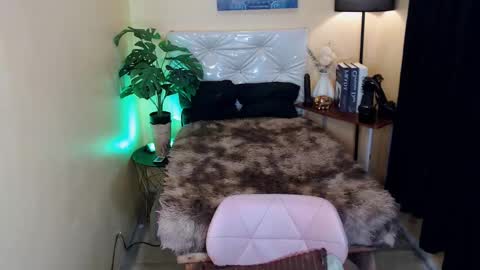 cassandrafoxxx online show from December 29, 8:44 am