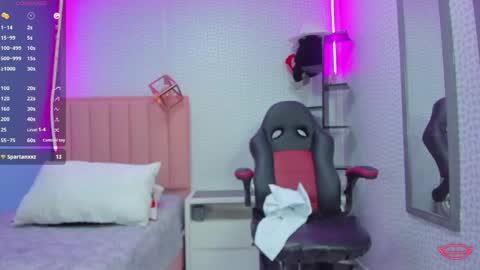 cassiehoward14 online show from December 28, 9:20 am