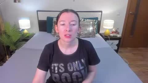 Snapshot of catherinewalls chatting on July 6, 2:52 am Catrin online show from July 6, 2:52 am