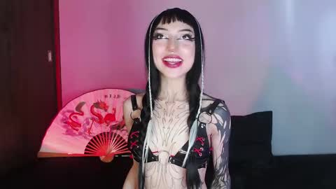 Snapshot of cati_petite chatting on December 23, 9:18 pm Cati help me reach my goal of 100 thumbs up again 3 online show from December 23, 9:18 pm