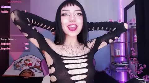 Snapshot of cati_petite chatting on February 19, 1:28 pm Cati help me reach my goal of 100 thumbs up again 3 online show from February 19, 1:28 pm