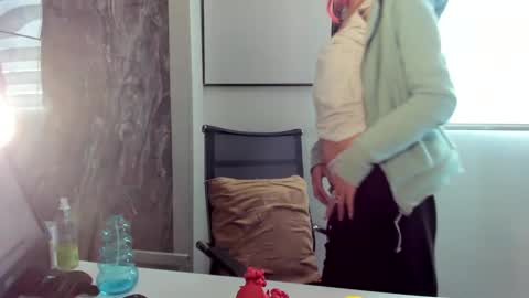 CATT EVANS online show from December 1, 7:47 pm