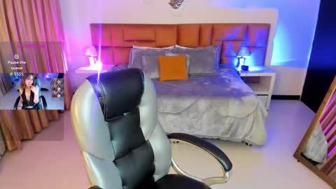 catti_brie_ online show from November 15, 11:40 am