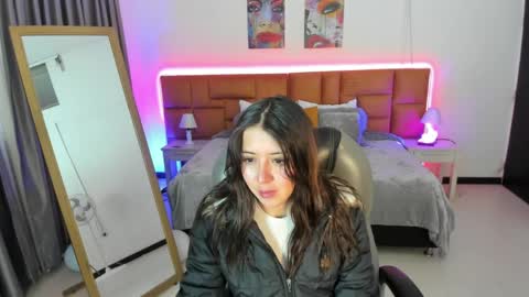 catti_brie_ online show from April 17, 11:24 am