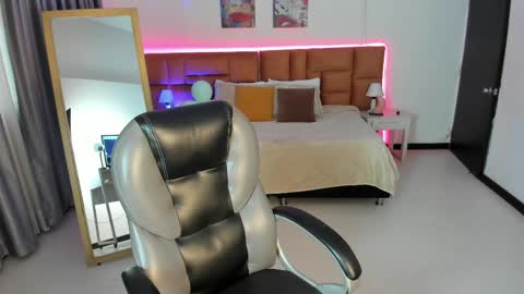 catti_brie_ online show from April 24, 11:34 am